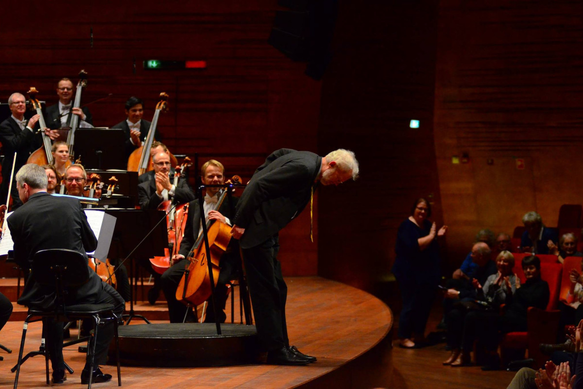 Poul Ruders bukker efter uropførelsen. © DR