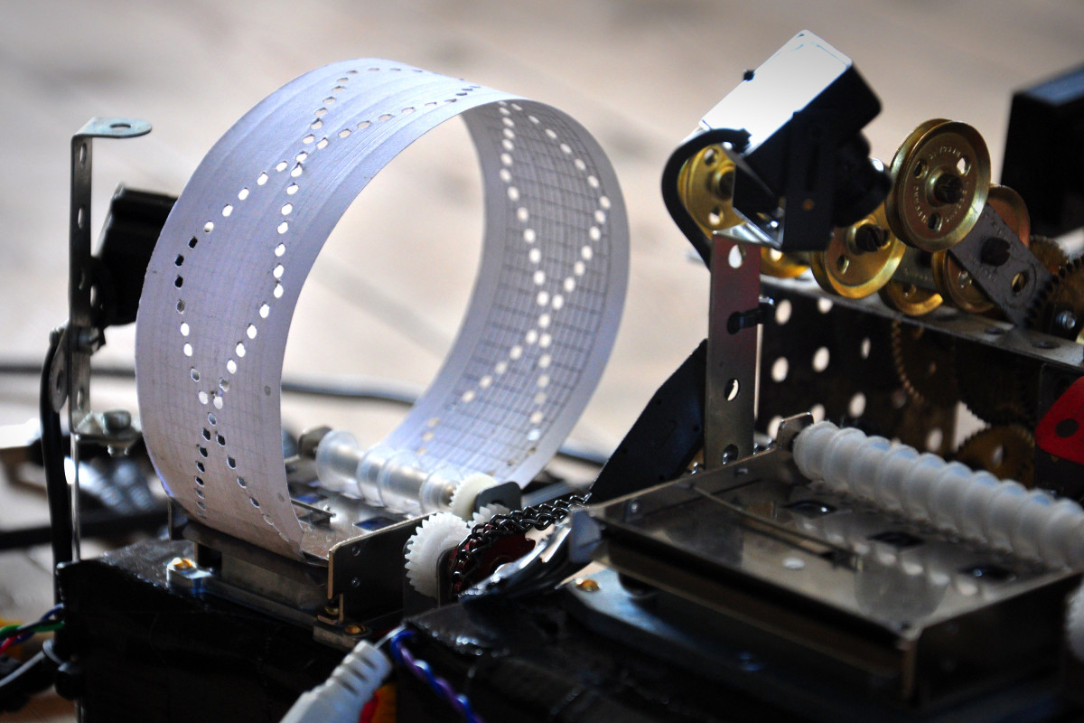 To spilledåser styres ved hjælp af hulkort i Riis' 'Steam Machine Mucsic'. 