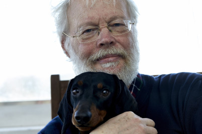 Poul Ruders med hund. © Lars Skaaning