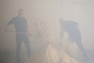 Claus Haxholm og Tobias Kirstein graver kalk. FOTO: Kristoffer Juel Poulsen