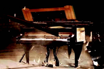Stillbillede fra Simon Steen-Andersens ‘Piano Concerto’. Stillbillede fra Simon Steen-Andersens ‘Piano Concerto’.