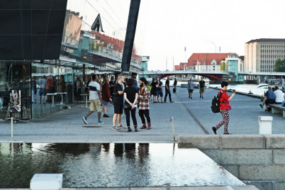 ‘What do you think?’ Lively chatter outside the Black Diamond. © Alexander Banck-Petersen © Alexander Banck-Petersen