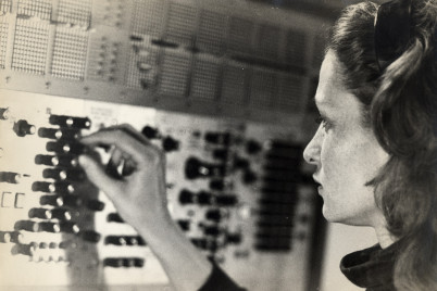 Éliane Radigue i sit studie i Paris omkring 1970. © Yves Arman Éliane Radigue. © Yves Arman