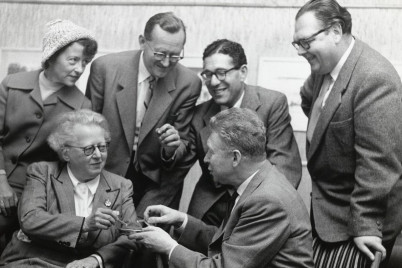Pauline Hall (forrest) sammen med ledelsen i Ny Musikk, 1958. © Nasjonalbiblioteket Pauline Hall og ledelsen i Ny Musikk, 1958. © Nasjonalbiblioteket