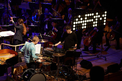 Neko3 i front for DR Symfoniorkestret ved Pulsars åbningskoncert. © Britt Lindemann Neko3 i front for DR Symfoniorkestret ved Pulsars åbningskoncert. © Britt Lindemann