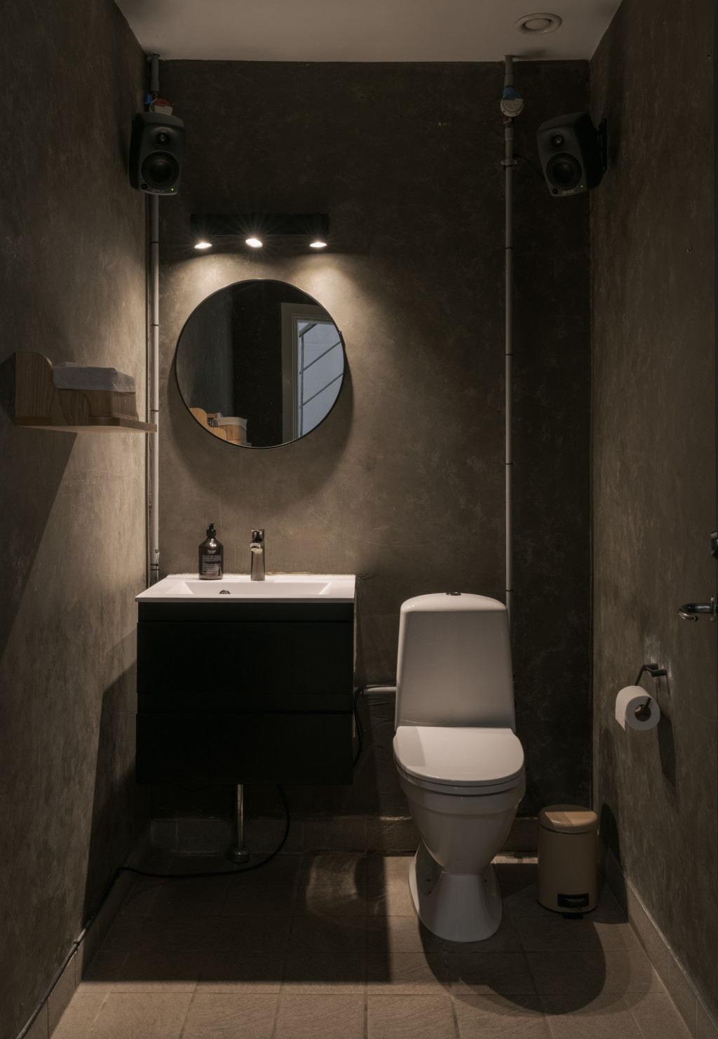 På Gasværkets toilet kører korte monologer af danske Arendse Krabbe, med udgangspunkt i det vand, der løber i vask og cisterne. © David Stjernholm
