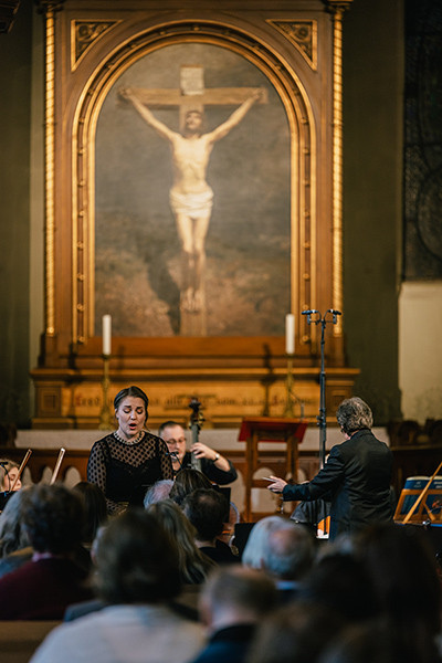 Tyler Futrells uropførelse af »Stabat Mater« med strygerensemblet terJungensemble ledet af dirigenten Lars-Erik ter Jung samt de to sangerinder, sopranen Silje Aker Johnson og mezzosopranen Astrid Norstad. © Anders Lillebo/Oslo Internasjonale Kirkemusikkfestival 