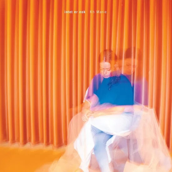 I 2020 udgav Marie Højlund albummet »Intet er nok« under kunstnernavnet KH Marie. © Albumcover