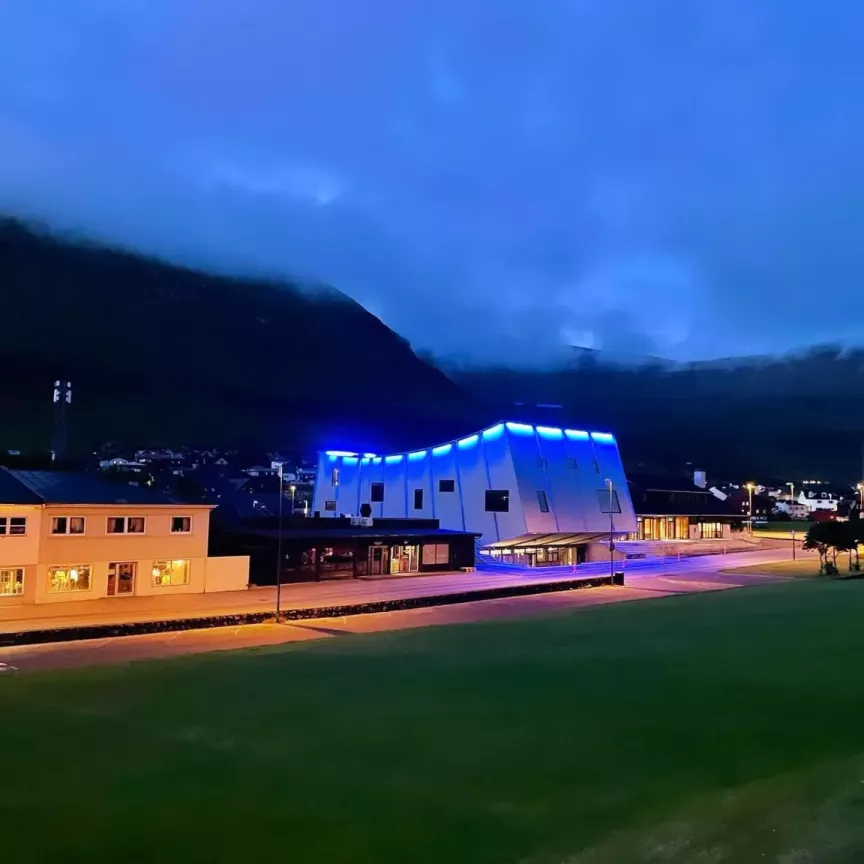 Varpið – a hybrid of proscenium theatre and shoebox concert hall whose metal-box housing leers at an angle over Klaksvík’s main street, like part of a satellite fallen from space. © Annfinur Heinesen 