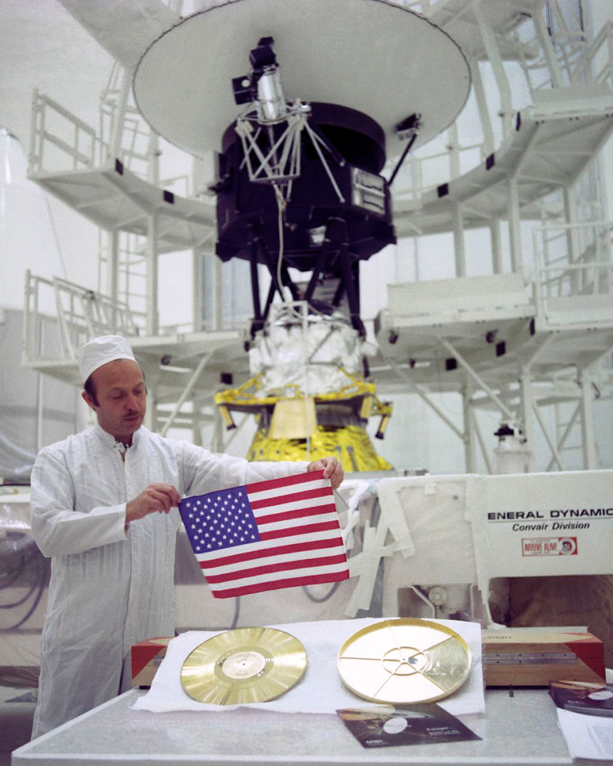 Guldbelægning på James G. Lee Record Processing center i Gardena, Californien (til venstre), og forberedelse til pladens indpakning før lanceringen af Voyager 2 (til højre). © Wikimedia Commons