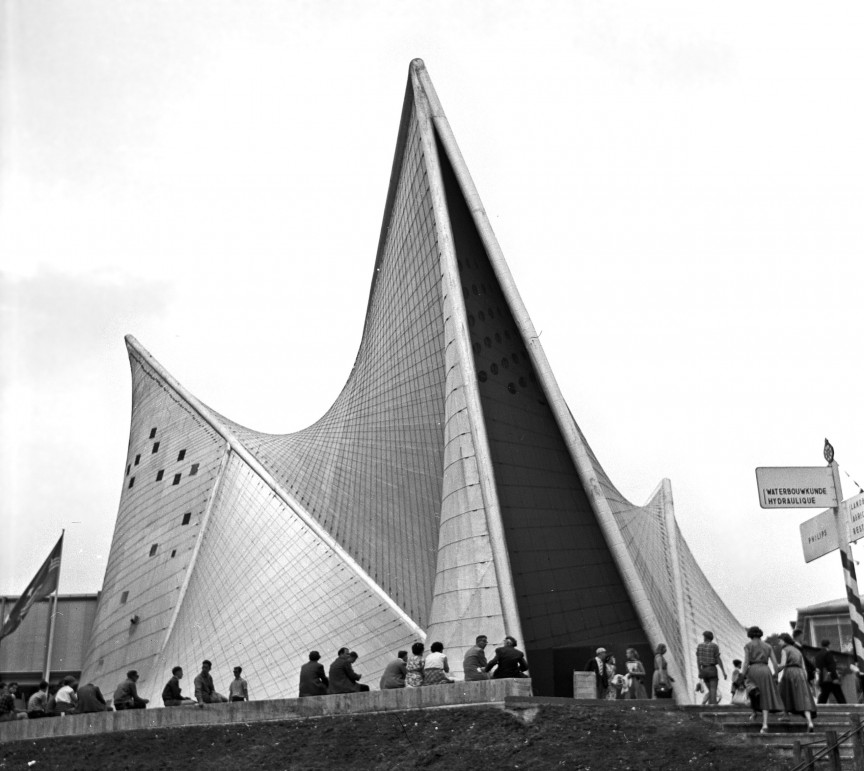 Philips-pavillionen designer af Le Corbusier og Iannis Xenakis til EXPO-udstillingen i 1958 i Bruxelles. © Wikipedia