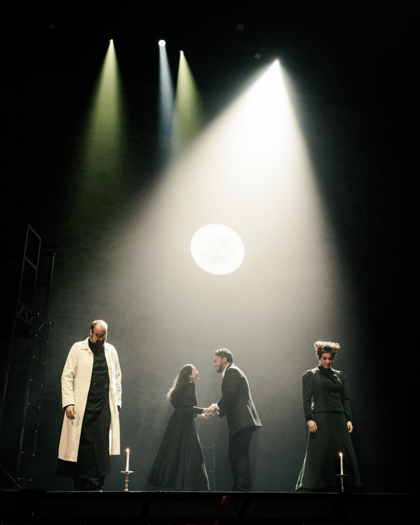 Frère Laurent (Timo Riihonen), Julie (Lisette Oropesa), Romeo (Amitai Pati) og Gertrude (Irina Nuutinen). © Jussi Silvennoinen