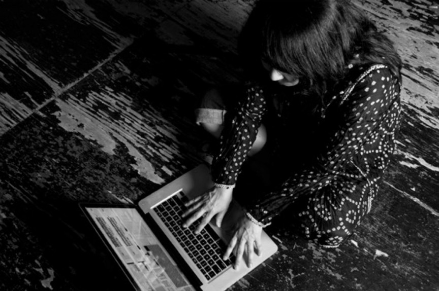 Ikue Mori ved laptoppen. © Scott Irvine Ikue Mori. © Scott Irvine