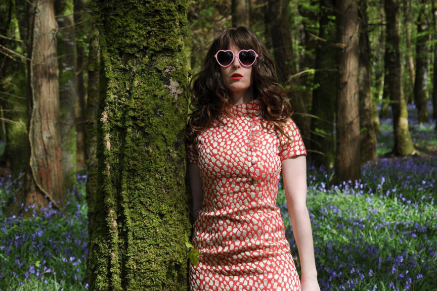 Jennifer Walshe i en skov i Knockvicar, Irland. © ‘Blackie Bouffant’ Jennifer Walshe. © ‘Blackie Bouffant’