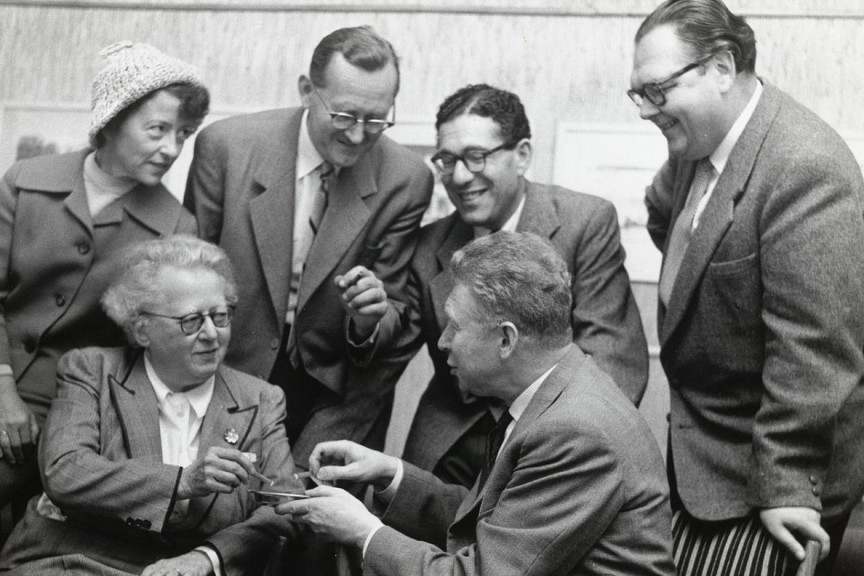 Pauline Hall (forrest) sammen med ledelsen i Ny Musikk, 1958. © Nasjonalbiblioteket Pauline Hall og ledelsen i Ny Musikk, 1958. © Nasjonalbiblioteket